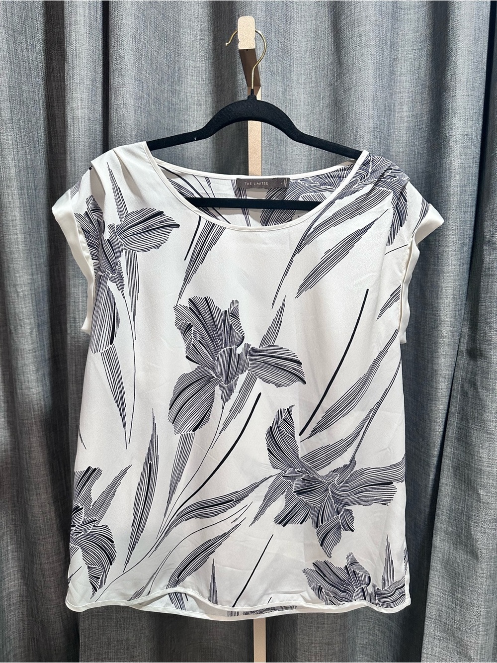 ❤️❤️The Limited White Floral-Print Cap Sleeve Blouse. NEVER WORN